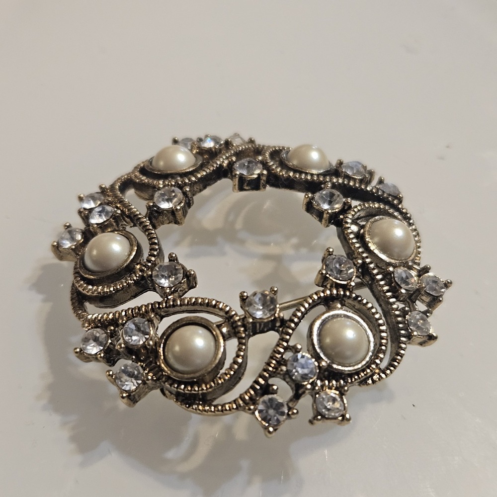Vintage Monet Brooch Pin Round Wave Open Swirl Faux‎ Pearl Rhinestone Gold Tone - Picture 5 of 14
